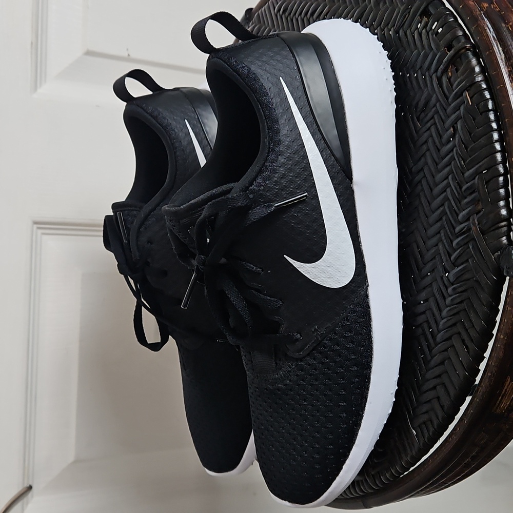 Nike Men's Black and White Athletic Sneakers